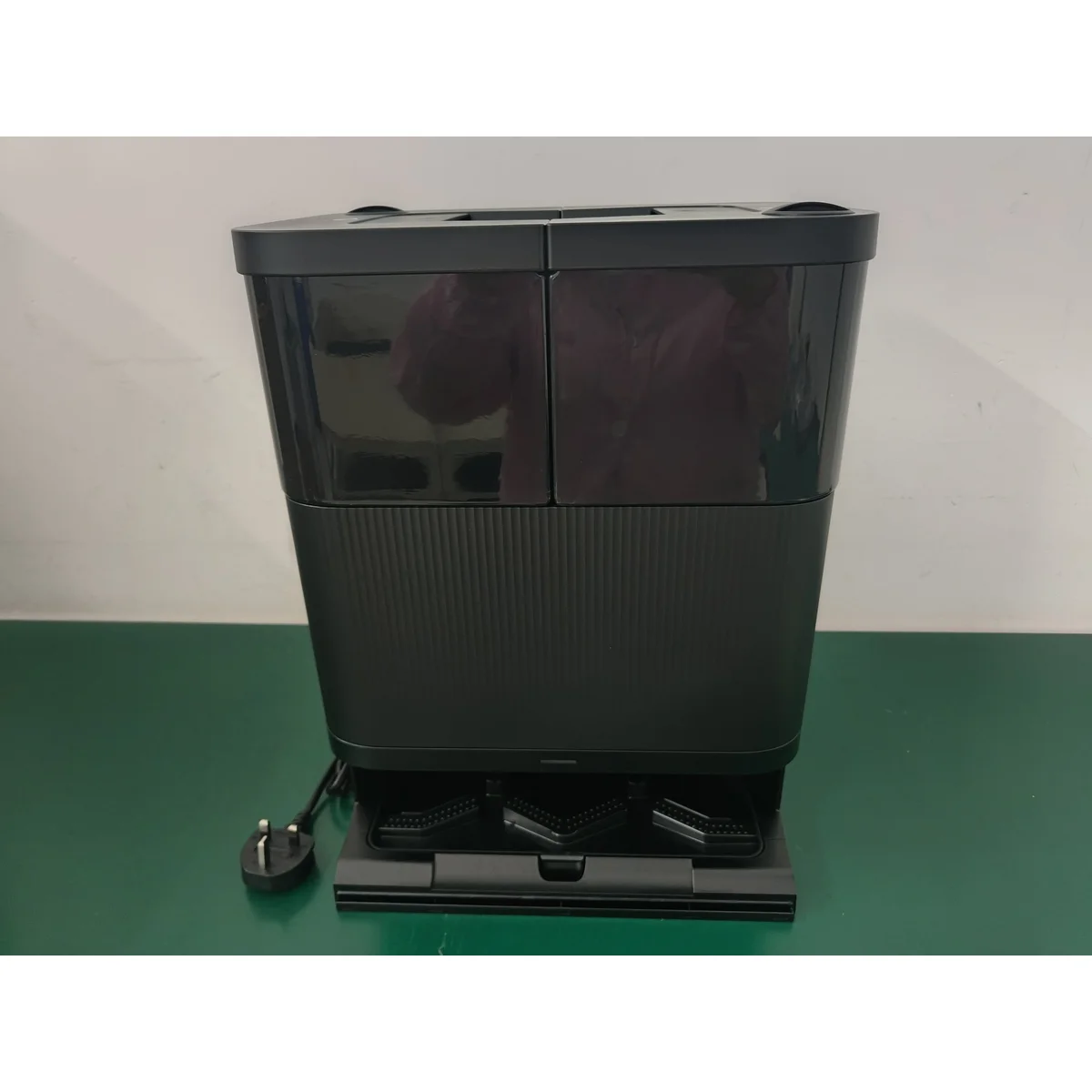 SW75 black all-in-one station, front view with mop washing tray